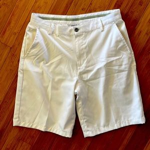 Izod golf shorts in white. Size 33 in like new condition!